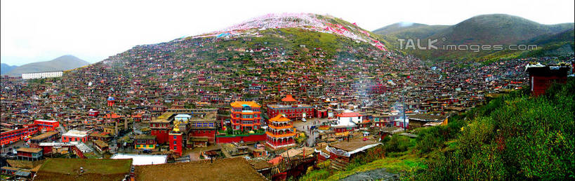 无人,家,寺庙,横图,室外,白天,正面,旅游,度假,草地,草坪,石头,美景,名胜古迹,山,山脉,植物,标志建筑,地标,建筑,中国,亚洲,阴影,节日,遗迹,光线,石子,影子,房屋,屋子,景观,山顶,山峰,云,云朵,山峦,燃烧,云彩,古迹,文化,文物,娱乐,建设,古建筑,楼房,住宅,草,树,树木,蓝色,绿色,白云,蓝天,天空,阳光,自然,香火,庙宇,群山,天,祈祷,享受,休闲,健康,旅游胜地,景色,放松,许愿,宗教,信仰,四川省,生长,晴朗,成长,纪念,祈求,自然风光,古文明,东亚,沉积岩,四川,色达五明佛学院,甘孜藏族自治州,中华人民共和国,西南地区,川,甘孜,甘孜州,颠峰,极峰,水成岩,平安,石块,岩石,晴空,彩图,房子,庙,寺,色达县,色达喇荣五明佛学院,色达,shtjw1