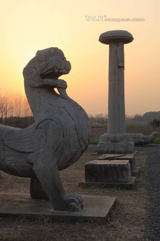 无人,站,竖图,室外,白天,侧面,旅游,度假,幸福,草地,草坪,名胜古迹,日落,植物,标志建筑,地标,建筑,雕塑,阴影,遗迹,艺术,装饰,光线,雕刻,雕像,影子,晚霞,霞光,落日,注视,古迹,文物,娱乐,建设,古建筑,草,树,树木,一只,绿色,阳光,自然,黄昏,工艺品,观察,看,站着,张嘴,享受,休闲,旅游胜地,彩霞,放松,生长,成长,观看,纪念,美术,吉祥,察看,关注,主题,陈列,张大嘴巴,古文明,貔貅,功能,美学,长寿,灵兽,太平,夕照,薄暮,夕阳,张开嘴,站立,半身,彩图,傍晚,天禄兽,祥兽,斜阳,shtjw1