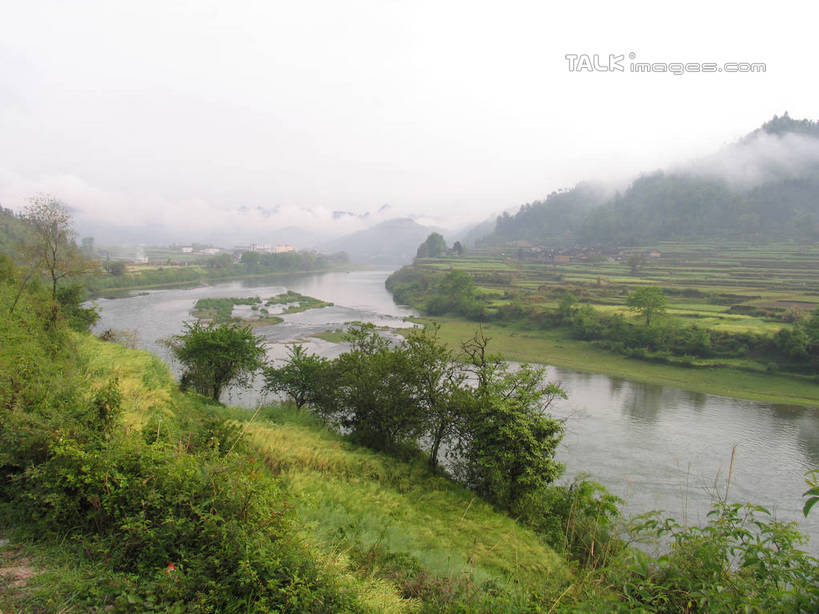 无人,横图,室外,白天,正面,旅游,度假,河流,石头,美景,森林,山,山脉,树林,水,植物,雾,中国,亚洲,阴影,波纹,朦胧,模糊,光线,石子,影子,河水,景观,山顶,山峰,水流,涟漪,山峦,娱乐,树,树木,绿色,倒影,水纹,阳光,自然,波浪,群山,享受,休闲,景色,放松,生长,成长,迷雾,倒映,自然风光,东亚,沉积岩,贵州,贵州省,施洞,台江,中华人民共和国,水晕,黔,西南地区,黔东南,黔东南州,黔东南苗族侗族自治州,颠峰,极峰,反照,水成岩,石块,岩石,大雾,彩图,台江县,施洞镇,shtjw1