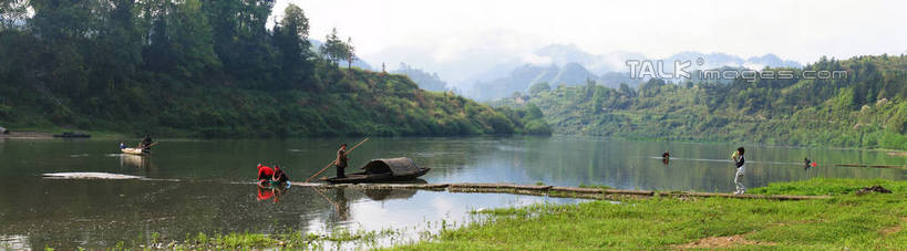 东方人,站,横图,室外,白天,正面,旅游,度假,河流,石头,美景,森林,山,山脉,树林,水,植物,雾,船,中国,亚洲,阴影,波纹,服装,朦胧,模糊,光线,石子,影子,河水,景观,山顶,山峰,水流,木船,涟漪,山峦,许多人,注视,休闲装,黄种人,娱乐,树,树木,衣服,绿色,倒影,水纹,阳光,自然,交通工具,波浪,群山,观察,看,站着,一群人,享受,休闲,休闲服,景色,放松,服饰,生长,成长,观看,迷雾,察看,倒映,舟,关注,自然风光,载具,东亚,沉积岩,贵州,贵州省,施洞,台江,中华人民共和国,水晕,黔,西南地区,黔东南,黔东南州,黔东南苗族侗族自治州,颠峰,极峰,反照,水成岩,男人,男性,年轻男性,年轻女性,女人,女性,亚洲人,石块,岩石,大雾,站立,彩图,全身,台江县,施洞镇,shtjw1