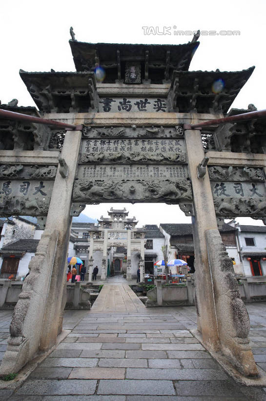 无人,竖图,室外,白天,仰视,旅游,度假,名胜古迹,植物,标志建筑,地标,建筑,中国,亚洲,遗迹,标志,文字,字符,牌坊,牌楼,古迹,文化,文物,娱乐,标识,建设,古建筑,树,树木,绿色,自然,享受,休闲,汉字,旅游胜地,放松,生长,成长,纪念,祭祀,中文,表彰,荣誉,古文明,东亚,安徽,安徽省,绩溪,中华人民共和国,华东地区,国文,华文,荣耀,皖,彩图,低角度拍摄,绩溪县,传统文化,shtjw1