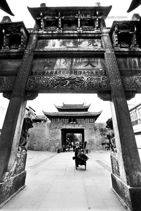 东方人,两个人,坐,竖图,黑白,室外,白天,仰视,旅游,度假,名胜古迹,植物,标志建筑,地标,建筑,中国,亚洲,行人,游客,游人,服装,遗迹,标志,文字,字符,牌坊,牌楼,三轮车,休闲装,黄种人,古迹,文化,文物,娱乐,标识,建设,古建筑,路人,旅客,车,脚踏车,树,树木,衣服,绿色,自然,交通工具,享受,休闲,休闲服,汉字,旅游胜地,放松,服饰,生长,成长,纪念,祭祀,中文,载具,表彰,荣誉,古文明,东亚,安徽,安徽省,绩溪,中华人民共和国,华东地区,国文,华文,荣耀,皖,过客,男人,男性,年轻男性,年轻女性,女人,女性,亚洲人,坐着,低角度拍摄,全身,绩溪县,传统文化,shtjw1