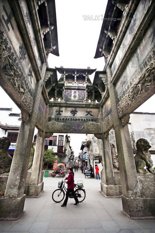 东方人,两个人,走,推,竖图,室外,白天,仰视,旅游,度假,名胜古迹,植物,标志建筑,地标,建筑,自行车,中国,亚洲,行人,服装,遗迹,标志,文字,字符,牌坊,牌楼,注视,休闲装,黄种人,古迹,文化,文物,娱乐,标识,建设,古建筑,路人,车,脚踏车,树,树木,衣服,绿色,自然,交通工具,观察,看,享受,休闲,休闲服,汉字,旅游胜地,放松,服饰,生长,成长,观看,纪念,祭祀,察看,关注,中文,载具,表彰,荣誉,古文明,东亚,安徽,安徽省,绩溪,中华人民共和国,华东地区,国文,华文,荣耀,皖,过客,男人,男性,年轻男性,年轻女性,女人,女性,亚洲人,步行,散步,走路,彩图,低角度拍摄,全身,绩溪县,传统文化,shtjw1