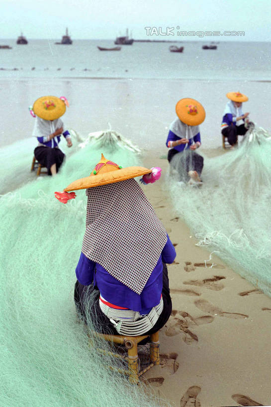 东方人,背部,四个人,蹲,竖图,室外,白天,正面,民族服装,旅游,度假,海浪,海洋,美景,沙滩,帽子,中国,亚洲,阴影,服装,光线,沙子,影子,海岸,景观,浪花,沙地,注视,黄种人,娱乐,斗笠,衣服,蓝色,蓝天,天空,阳光,自然,海水,天,观察,看,享受,休闲,遮阳,景色,放松,服饰,渔网,晴朗,观看,渔具,察看,衣着,穿着,关注,抓捕,自然风光,捕捞,鱼网,海景,福建,东亚,惠安,福建省,万里无云,拉网,捕捞工具,中华人民共和国,华东地区,闽,泉州,泉州市,衣饰,笠帽,年轻女性,女人,女性,亚洲人,大海,风浪,海,海水的波动,海滩,近岸浪,涌浪,晴空,晴空万里,蹲着,彩图,全身,传统服装,民俗服,编结帽,箬笠,蔽雨,惠安县,shtjw1