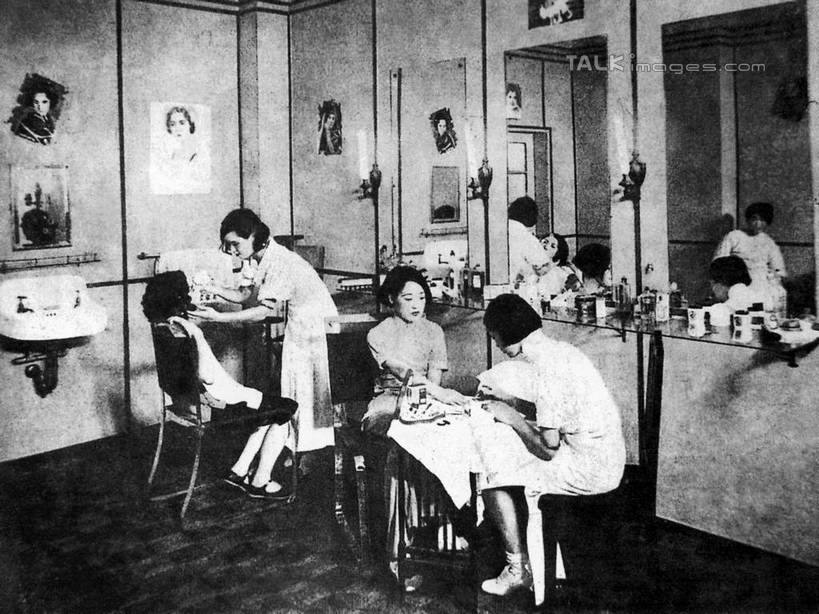 东方人,四个人,商店,站,坐,横图,黑白,室内,白天,正面,民族服装,镜子,椅子,亚洲,弯腰,服装,注视,黄种人,商铺,衣服,观察,看,站着,服饰,观看,理发店,镜像,察看,衣着,镜面,穿着,关注,美发店,美容店,弯身,市肆,商号,衣饰,年轻女性,女人,女性,亚洲人,站立,坐着,全身,传统服装,民俗服,店铺,剪发椅,理发椅,美发椅,液压椅,油压椅,shtjw1