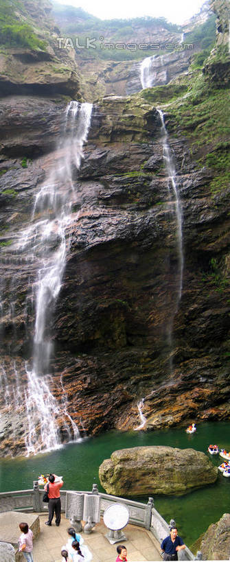 东方人,站,竖图,俯视,室外,白天,旅游,度假,石头,美景,瀑布,山,山脉,水,植物,庐山,中国,亚洲,行人,游客,游人,阴影,飞溅,服装,溅,光线,石子,液体,影子,景观,山顶,山峰,水滴,山峦,许多人,注视,休闲装,黄种人,娱乐,江西,路人,旅客,水珠,树,树木,衣服,蓝色,绿色,蓝天,天空,阳光,自然,群山,天,观察,看,站着,一群人,享受,休闲,休闲服,景色,放松,服饰,生长,晴朗,成长,观看,察看,关注,喷洒,自然风光,东亚,沉积岩,九江,江西省,万里无云,中华人民共和国,华东地区,赣,九江市,颠峰,极峰,过客,水成岩,庐山国家公园,男人,男性,年轻男性,年轻女性,女人,女性,亚洲人,跌水,石块,岩石,晴空,晴空万里,站立,半身,彩图,高角度拍摄,庐山瀑布,shtjw1