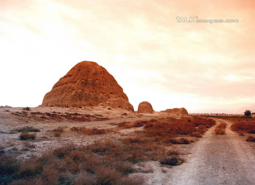 无人,横图,室外,白天,正面,旅游,度假,草地,石头,美景,名胜古迹,日落,植物,标志建筑,道路,地标,建筑,路,中国,亚洲,阴影,遗迹,光线,石子,影子,景观,晚霞,霞光,落日,小路,交通,古迹,文物,娱乐,建设,古建筑,草,绿色,阳光,自然,黄昏,享受,休闲,墓地,旅游胜地,景色,彩霞,放松,乡间小路,坟墓,陵墓,自然风光,坟场,古文明,东亚,宁夏,西夏王陵,银川,首府,中华人民共和国,西北地区,银川市,宁夏回族自治区,宁,夕照,薄暮,石块,夕阳,彩图,傍晚,贺兰山,西夏帝陵,斜阳,shtjw1