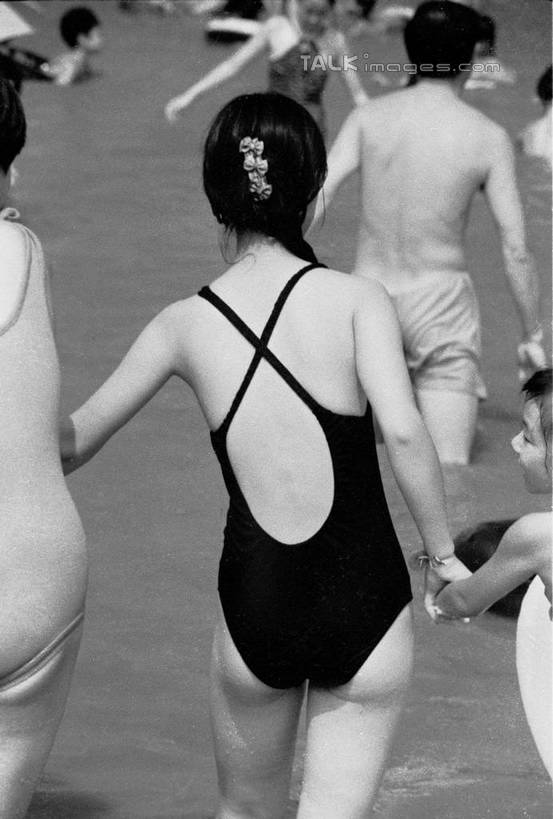 东方人,走,竖图,黑白,室外,白天,泳装,海浪,海洋,沙滩,亚洲,阴影,光线,沙子,影子,海岸,浪花,沙地,许多人,黄种人,背面,阳光,海水,一群人,海景,连体泳衣,男人,男性,年轻男性,年轻女性,女人,女性,亚洲人,大海,风浪,海,海水的波动,海滩,近岸浪,涌浪,步行,散步,走路,半身,泳衣,shtjw1