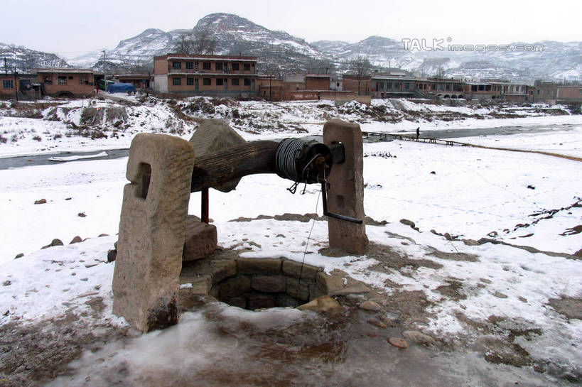 无人,家,横图,室外,白天,正面,旅游,度假,灌溉,石头,美景,山,雪,雪山,大雪,中国,亚洲,阴影,光线,石子,影子,房屋,水井,屋子,冰,积雪,景观,山顶,山峰,雪景,冬季,冬天,山峦,生活,娱乐,楼房,住宅,蓝色,蓝天,天空,阳光,自然,天,享受,休闲,景色,放松,寒冷,储蓄,井,晴朗,冰冷,浇灌,储存,自然风光,东亚,沉积岩,山西,山西省,万里无云,中华人民共和国,华北地区,严寒,冰凉,酷寒,凛冽,凛凛,极冷,晋,颠峰,极峰,储备,蕴藏,贮备,水成岩,石块,岩石,晴空,晴空万里,彩图,房子,贮存,shtjw1