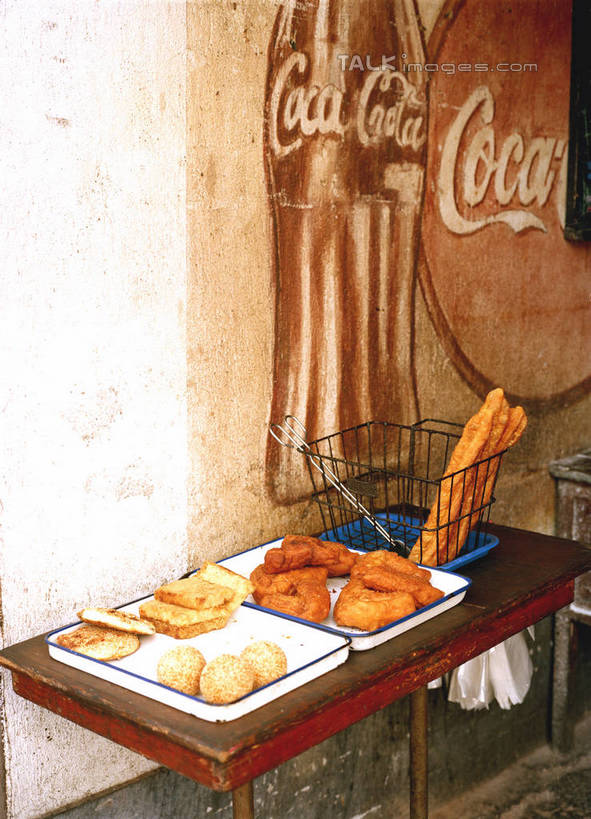 点心,面食,无人,商店,竖图,室外,特写,白天,正面,抽象,购物,绘画,早餐,消费,艺术,英文,标志,彩绘,图案,文字,字符,字母,墙,油炸,料理,食品,艺术品,饮品,古典,文化,标识,商铺,美食,可乐,墙壁,墙面,食物,饮料,工艺品,碳酸饮料,品味,概念,中式,早点,金融,麻花,油条,英文字母,美术,高雅,可口,选购,贸易,粢饭糕,美学,血拼,市肆,商号,适口,图文,彩图,早饭,涂鸦,店铺,油果子,油馍,油炸果,油炸桧,油氽粢饭糕,炸糍粑,shtjw1