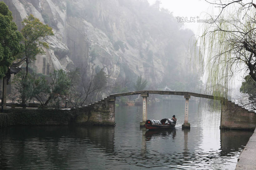 无人,横图,室外,白天,正面,旅游,度假,河流,石头,美景,山,山脉,水,植物,雾,船,中国,亚洲,波纹,朦胧,模糊,石子,河水,景观,山顶,山峰,水流,桥,涟漪,山峦,娱乐,石桥,浙江,拱桥,栈桥,树,树木,浙江省,绿色,倒影,水纹,自然,交通工具,波浪,群山,享受,休闲,景色,放松,拱形,生长,成长,人行桥,石拱桥,迷雾,倒映,舟,自然风光,载具,东亚,沉积岩,绍兴,乌篷船,中华人民共和国,华东地区,水晕,浙,绍兴市,颠峰,极峰,反照,水成岩,石块,岩石,大雾,彩图,shtjw1