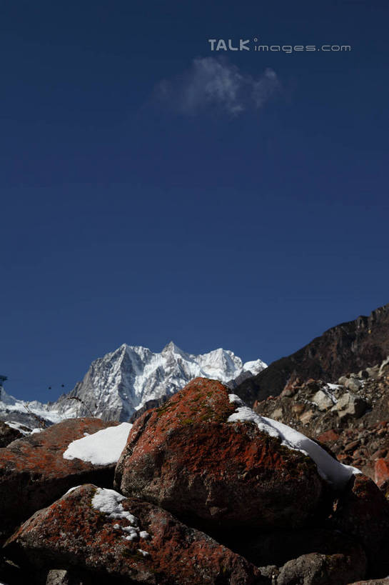 无人,竖图,室外,白天,仰视,旅游,度假,石头,美景,森林,山,树林,雪,雪山,植物,大雪,贡嘎山,中国,亚洲,阴影,光线,石子,影子,冰,积雪,景观,山顶,山峰,雪景,云,云朵,冬季,冬天,山峦,云彩,娱乐,树,树木,蓝色,绿色,白云,蓝天,天空,阳光,自然,天,享受,休闲,景色,放松,寒冷,四川省,生长,晴朗,成长,冰冷,自然风光,东亚,沉积岩,四川,甘孜藏族自治州,中华人民共和国,西南地区,严寒,川,甘孜,甘孜州,冰凉,酷寒,凛冽,凛凛,极冷,保护区,颠峰,极峰,自然保护区,贡嘎山风景区,贡嘎山国家级自然保护区,贡嘎山自然保护区,水成岩,石块,岩石,晴空,彩图,低角度拍摄,shtjw1