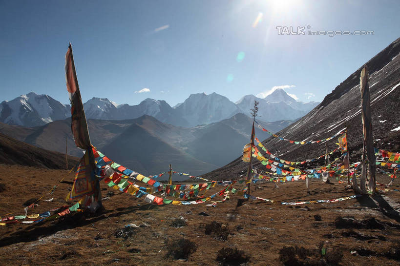 无人,横图,彩色,室外,白天,正面,旅游,度假,石头,美景,森林,山,树林,雪,雪山,植物,大雪,贡嘎山,中国,亚洲,阴影,光线,石子,影子,冰,积雪,景观,山顶,山峰,雪景,云,云朵,冬季,冬天,山峦,云彩,娱乐,经幡,树,树木,蓝色,绿色,白云,蓝天,天空,阳光,自然,天,享受,休闲,景色,放松,寒冷,四川省,生长,晴朗,成长,冰冷,自然风光,东亚,沉积岩,四川,甘孜藏族自治州,风马旗,中华人民共和国,西南地区,严寒,川,甘孜,甘孜州,冰凉,酷寒,凛冽,凛凛,极冷,保护区,颠峰,极峰,自然保护区,贡嘎山风景区,贡嘎山国家级自然保护区,贡嘎山自然保护区,水成岩,石块,岩石,晴空,彩图,shtjw1