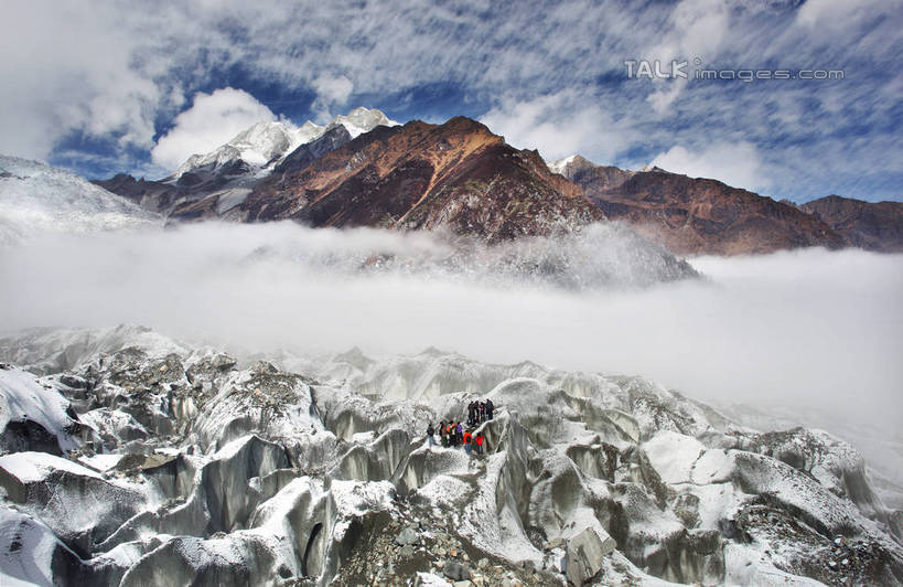 无人,横图,室外,白天,正面,旅游,度假,石头,美景,森林,山,树林,雪,雪山,植物,雾,大雪,贡嘎山,中国,亚洲,阴影,朦胧,模糊,光线,石子,影子,冰,积雪,景观,山顶,山峰,雪景,云,云朵,冬季,冬天,山峦,云彩,娱乐,树,树木,蓝色,绿色,白云,蓝天,天空,阳光,自然,天,享受,休闲,景色,放松,寒冷,四川省,生长,晴朗,成长,迷雾,冰冷,自然风光,东亚,沉积岩,四川,甘孜藏族自治州,中华人民共和国,西南地区,严寒,川,甘孜,甘孜州,冰凉,酷寒,凛冽,凛凛,极冷,保护区,颠峰,极峰,自然保护区,贡嘎山风景区,贡嘎山国家级自然保护区,贡嘎山自然保护区,水成岩,石块,岩石,大雾,晴空,彩图,shtjw1