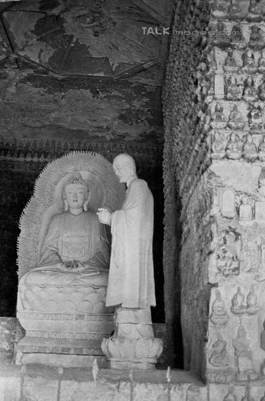 东方人,无人,两个人,站,坐,盘腿,竖图,黑白,室内,白天,正面,民族服装,旅游,度假,名胜古迹,标志建筑,地标,建筑,雕塑,中国,亚洲,服装,节日,遗迹,艺术,装饰,雕刻,雕像,黄种人,古迹,文化,文物,娱乐,建设,古建筑,山东,衣服,工艺品,祈祷,站着,享受,休闲,健康,旅游胜地,放松,许愿,宗教,服饰,佛教,信仰,纪念,祈求,美术,衣着,穿着,主题,陈列,古文明,东亚,山东省,万佛洞,济南,中华人民共和国,华东地区,省会,功能,美学,鲁,济南市,衣饰,释教,平安,男人,男性,年轻男性,亚洲人,盘腿而坐,盘膝,盘着腿的,盘着腿坐,双腿交叉,站立,坐着,全身,传统服装,民俗服,舜耕山,千佛山,历山,shtjw1