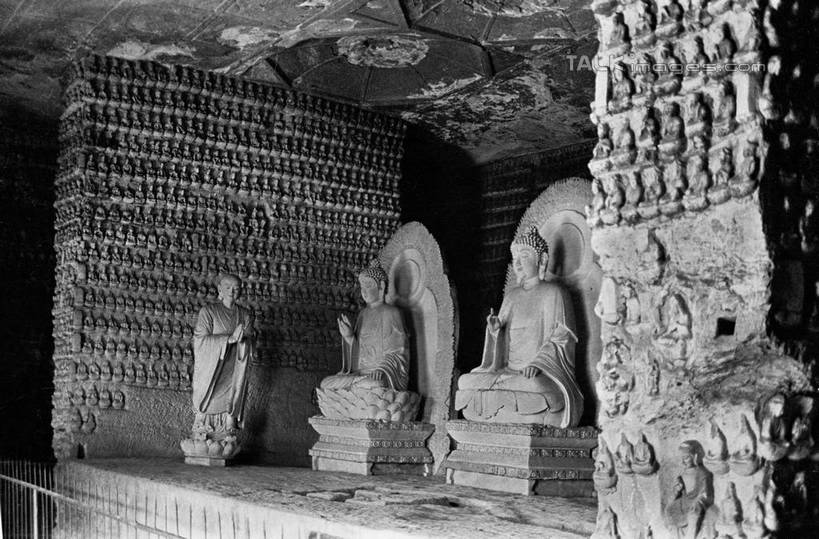 东方人,无人,三个人,站,坐,盘腿,横图,黑白,室内,白天,正面,民族服装,旅游,度假,名胜古迹,标志建筑,地标,建筑,雕塑,中国,亚洲,服装,节日,遗迹,艺术,装饰,雕刻,雕像,黄种人,古迹,文化,文物,娱乐,建设,古建筑,山东,衣服,工艺品,祈祷,站着,享受,休闲,健康,旅游胜地,放松,许愿,宗教,服饰,佛教,信仰,纪念,祈求,美术,衣着,穿着,主题,陈列,古文明,东亚,山东省,万佛洞,济南,中华人民共和国,华东地区,省会,功能,美学,鲁,济南市,衣饰,释教,平安,男人,男性,年轻男性,亚洲人,盘腿而坐,盘膝,盘着腿的,盘着腿坐,双腿交叉,站立,坐着,全身,传统服装,民俗服,舜耕山,千佛山,历山,shtjw1