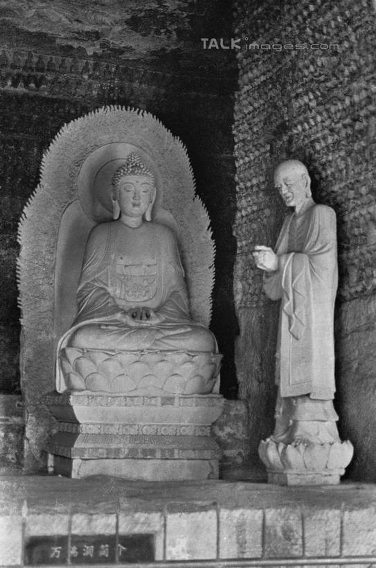 东方人,无人,两个人,站,坐,盘腿,竖图,黑白,室内,白天,正面,民族服装,旅游,度假,名胜古迹,标志建筑,地标,建筑,雕塑,中国,亚洲,服装,节日,遗迹,艺术,装饰,雕刻,雕像,黄种人,古迹,文化,文物,娱乐,建设,古建筑,山东,衣服,工艺品,祈祷,站着,享受,休闲,健康,旅游胜地,放松,许愿,宗教,服饰,佛教,信仰,纪念,祈求,美术,衣着,穿着,主题,陈列,古文明,东亚,山东省,万佛洞,济南,中华人民共和国,华东地区,省会,功能,美学,鲁,济南市,衣饰,释教,平安,男人,男性,年轻男性,亚洲人,盘腿而坐,盘膝,盘着腿的,盘着腿坐,双腿交叉,站立,坐着,全身,传统服装,民俗服,舜耕山,千佛山,历山,shtjw1