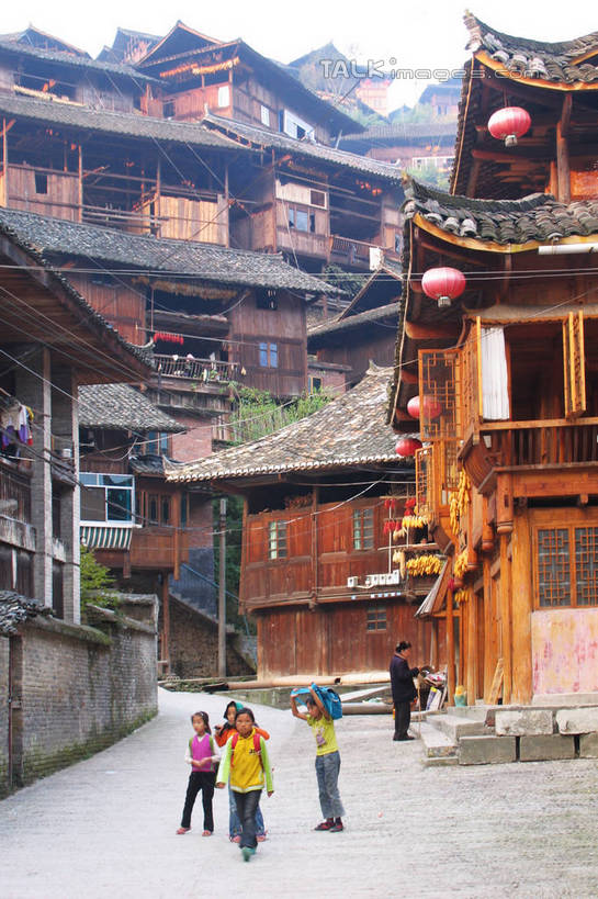 东方人,儿童,四个人,家,木屋,站,竖图,室外,白天,正面,旅游,度假,纯洁,名胜古迹,植物,标志建筑,地标,建筑,照明,中国,亚洲,服装,遗迹,灯笼,纸灯笼,注视,休闲装,黄种人,古迹,文物,娱乐,建设,古建筑,住宅,树,树木,小孩,衣服,绿色,自然,灯具,观察,看,站着,享受,休闲,休闲服,旅游胜地,放松,可爱,童年,童趣,服饰,生长,成长,观看,照亮,察看,照明设备,关注,童真,古文明,东亚,烂漫,无邪,贵州,贵州省,中华人民共和国,黔,西南地区,黔东南,黔东南州,黔东南苗族侗族自治州,天真,男孩,男人,男性,女孩,女人,女性,亚洲人,站立,彩图,全身,茅舍,茅屋,棚屋,小木屋,小屋,西江千户苗寨,西江苗寨,雷山县,雷山,男生,女生,shtjw1