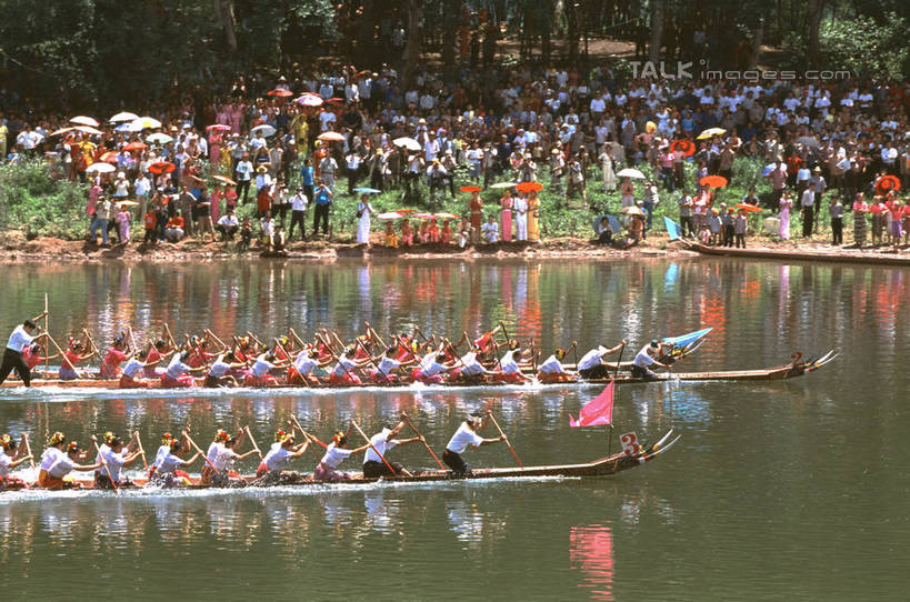 划船,东方人,站,坐,横图,室外,白天,正面,民族服装,锻炼,快乐,比赛,运动,竞争,河流,美景,森林,树林,水,植物,船,西双版纳,中国,端午节,亚洲,波纹,服装,节日,庆祝,河水,景观,水流,木船,涟漪,许多人,注视,黄种人,文化,娱乐,云南,树,树木,衣服,绿色,倒影,水纹,自然,交通工具,波浪,观察,看,祈祷,站着,一群人,庆典,休闲,景色,许愿,宗教,服饰,龙舟,信仰,生长,成长,观看,纪念,祈求,祭奠,祭祀,察看,倒映,舟,体育运动,衣着,穿着,关注,自然风光,载具,东亚,西双版纳州,赛龙舟,云南省,中华人民共和国,水晕,西南地区,滇,西双版纳傣族自治州,衣饰,敬拜,荡舟,反照,端阳节,五月节,午日节,体育,男人,男性,年轻男性,年轻女性,女人,女性,亚洲人,祭司,站立,坐着,半身,彩图,传统服装,民俗服,健身,shtjw1
