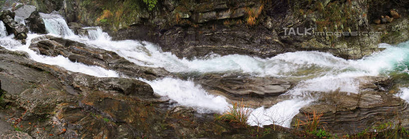 无人,横图,俯视,室外,白天,河流,石头,美景,水,阴影,光线,石子,影子,河水,景观,水流,青苔,苔藓,小溪,阳光,自然,溪水,景色,自然风光,石块,彩图,高角度拍摄,shtjw1