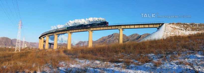 无人,横图,室外,白天,仰视,旅游,度假,石头,美景,山,山脉,雪,植物,雾,大雪,大桥,立交桥,路,桥梁,铁路,火车,阴影,沸腾,枯萎,光线,蒸汽,石子,影子,积雪,景观,山顶,山峰,雪景,冬季,冬天,高架,斜拉桥,桥,枯草,轨道,交通,铁轨,山峦,水蒸气,娱乐,车,草,黄色,蓝色,蓝天,天空,阳光,自然,交通工具,群山,天,享受,休闲,景色,放松,寒冷,运输,晴朗,自然风光,载具,蒸汽机,沉积岩,万里无云,蒸发,严寒,颠峰,极峰,水成岩,蒸汽机车,火车机车,石块,岩石,晴空,晴空万里,彩图,低角度拍摄,shtjw1