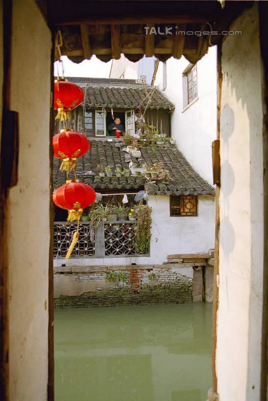 无人,家,竖图,室外,白天,正面,旅游,度假,河流,名胜古迹,水,标志建筑,地标,建筑,照明,上海,中国,亚洲,阴影,波纹,遗迹,光线,灯笼,影子,纸灯笼,房屋,屋子,河水,水流,涟漪,古迹,文物,娱乐,建设,古建筑,楼房,住宅,倒影,水纹,阳光,灯具,波浪,享受,休闲,旅游胜地,放松,朱家角,照亮,申,倒映,照明设备,青浦区,古文明,东亚,淀山湖,上海市,朱家角镇,中华人民共和国,沪,华东地区,水晕,反照,朱家角古镇,淀山湖风景区,彩图,房子,shtjw1