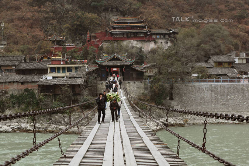 东方人,走,横图,室外,白天,旅游,度假,河流,石头,美景,名胜古迹,山,山脉,水,标志建筑,地标,建筑,中国,亚洲,行人,游客,游人,服装,遗迹,石子,河水,景观,山顶,山峰,水流,桥,山峦,许多人,休闲装,黄种人,古迹,文物,娱乐,建设,古建筑,路人,旅客,背面,衣服,自然,群山,一群人,享受,休闲,休闲服,旅游胜地,景色,放松,服饰,吊桥,四川省,人行桥,悬索桥,自然风光,吊杆,古文明,东亚,沉积岩,四川,泸定桥,甘孜藏族自治州,中华人民共和国,西南地区,川,甘孜,甘孜州,泸定县,颠峰,极峰,锚锭,悬索,过客,水成岩,男人,男性,年轻男性,年轻女性,女人,女性,亚洲人,石块,岩石,步行,散步,走路,彩图,全身,铁索桥,泸定,shtjw1