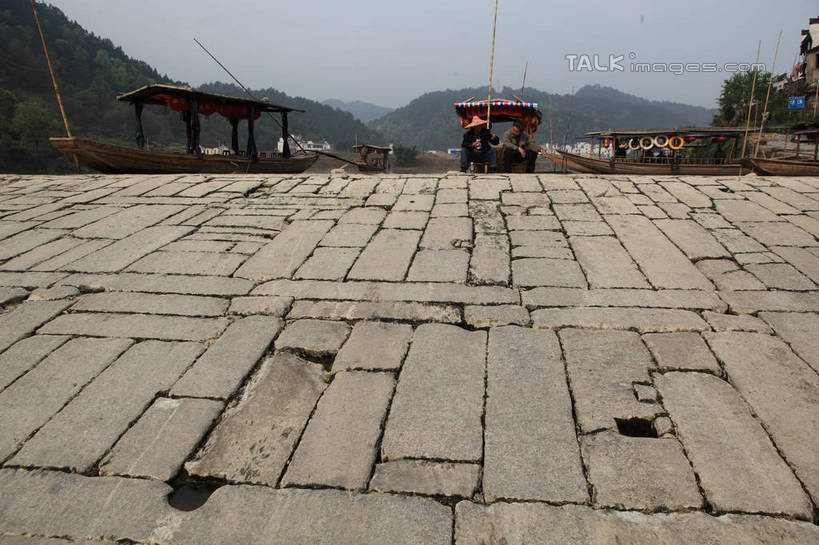 无人,横图,室外,白天,仰视,旅游,度假,黄山,石头,美景,山,山脉,中国,亚洲,阴影,光线,石子,影子,景观,山顶,山峰,山峦,娱乐,蓝色,蓝天,天空,阳光,自然,群山,天,享受,休闲,景色,放松,晴朗,自然风光,东亚,沉积岩,安徽,安徽省,黄山市,歙县,渔梁坝,万里无云,中华人民共和国,华东地区,皖,颠峰,极峰,水成岩,石块,岩石,晴空,晴空万里,彩图,低角度拍摄,渔梁镇,shtjw1