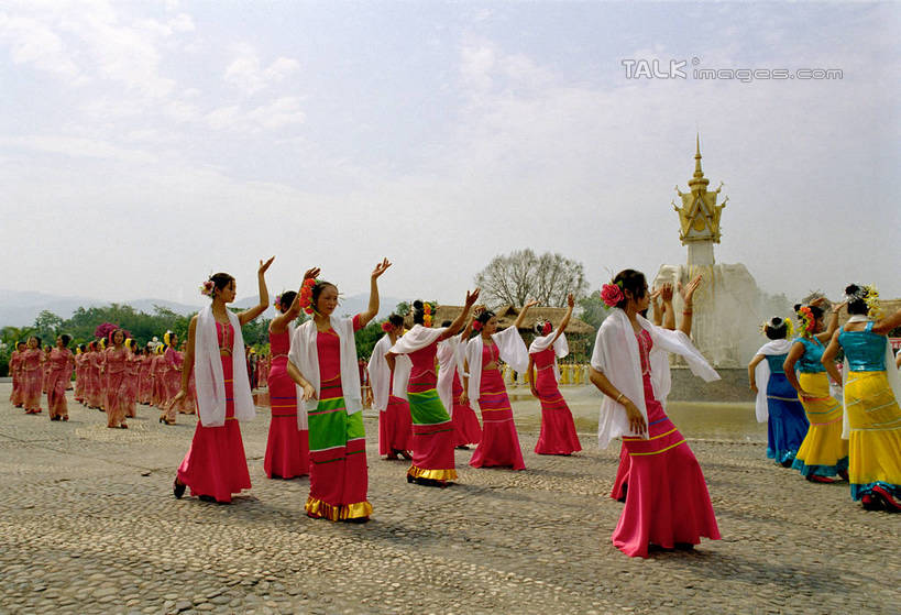 东方人,站,横图,室外,白天,民族服装,植物,西双版纳,中国,泼水节,亚洲,阴影,服装,节日,庆祝,光线,影子,云,云朵,许多人,云彩,注视,黄种人,文化,云南,树,树木,背面,衣服,蓝色,绿色,白云,蓝天,天空,阳光,自然,天,观察,看,站着,一群人,庆典,服饰,生长,晴朗,成长,观看,纪念,察看,衣着,穿着,关注,东亚,孔雀舞,傣族,西双版纳州,云南省,中华人民共和国,西南地区,滇,西双版纳傣族自治州,衣饰,民族舞,嘎洛勇,民族舞蹈,年轻女性,女人,女性,亚洲人,晴空,站立,半身,彩图,传统服装,民俗服,舞蹈,宋干节,shtjw1