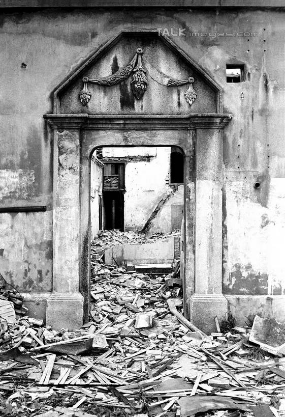 无人,家,竖图,黑白,室外,白天,正面,石头,上海,中国,亚洲,石子,房屋,墙,屋子,小巷,破坏,楼房,弄堂,破损,墙壁,墙面,石库门,住宅,巷子,损坏,申,东亚,上海市,中华人民共和国,沪,华东地区,石块,房子,shtjw1