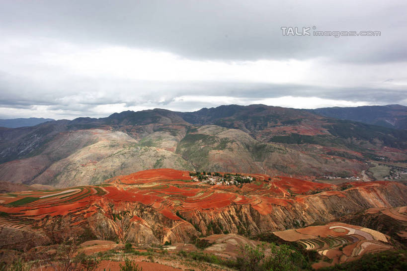 无人,农田,横图,室外,白天,正面,旅游,度假,庄稼,农作物,草地,石头,美景,山,山脉,植物,中国,亚洲,阴影,光线,石子,影子,景观,泥土,山顶,山峰,土壤,云,云朵,山峦,云彩,娱乐,云南,草,蓝色,绿色,白云,蓝天,天空,阳光,自然,群山,天,享受,休闲,景色,放松,晴朗,自然风光,红壤,东亚,沉积岩,云南省,中华人民共和国,西南地区,滇,颠峰,极峰,水成岩,石块,岩石,晴空,红土,彩图,耕地,庄稼田,shtjw1