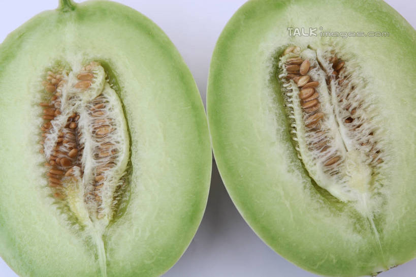 无人,横图,俯视,室内,特写,白天,白色背景,水果,切开,阴影,新鲜,反射,纹路,纹理,影子,生食,食品,果实,甜瓜,食物,一个,绿色,切,香瓜,摄影,有机食品,绿色食品,影棚,单个,甘瓜,剖面,切面,肌理,彩图,高角度拍摄,影棚拍摄,拍摄,shtjw1