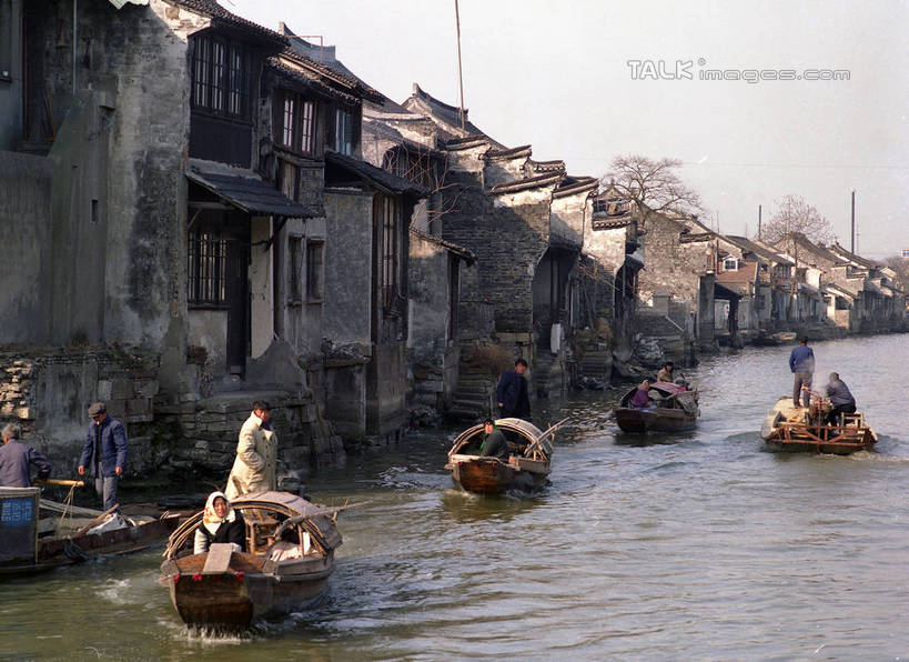 无人,家,横图,室外,白天,正面,旅游,度假,河流,名胜古迹,水,植物,标志建筑,地标,建筑,船,中国,亚洲,阴影,波纹,遗迹,光线,影子,房屋,屋子,河水,水流,木船,涟漪,古迹,文物,娱乐,建设,古建筑,浙江,楼房,住宅,树,树木,古镇,浙江省,蓝色,绿色,倒影,蓝天,水纹,天空,阳光,自然,交通工具,波浪,天,享受,休闲,旅游胜地,放松,生长,晴朗,成长,倒映,舟,载具,古文明,东亚,西塘,万里无云,中华人民共和国,华东地区,水晕,浙,嘉兴,嘉兴市,反照,西塘古镇,西塘镇,晴空,晴空万里,彩图,房子,shtjw1