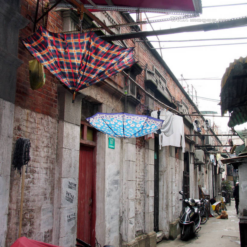 无人,家,方图,室外,白天,正面,旅游,度假,标志建筑,道路,地标,建筑,路,上海,中国,亚洲,吊挂,悬挂,伞,雨伞,遮阳伞,房屋,屋子,小路,小巷,交通,挂,娱乐,阳伞,建设,楼房,弄堂,石库门,住宅,巷子,享受,休闲,旅游胜地,放松,申,太阳伞,东亚,上海市,中华人民共和国,沪,华东地区,彩图,房子,shtjw1