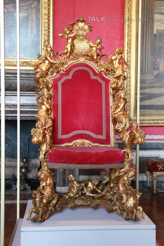 无人,博物馆,竖图,室内,白天,正面,旅游,度假,标志建筑,地标,建筑,椅子,雕塑,法国,巴黎,欧洲,研究,艺术,装饰,雕刻,雕像,卢浮宫,首都,教育,娱乐,建设,工艺品,享受,休闲,旅游胜地,放松,纪念,展览,美术,西欧,欣赏,法兰西,主题,陈列,法兰西共和国,功能,美学,法兰西第五共和国,罗浮宫博物馆,法兰西岛,法兰西岛大区,典藏,彩图,巴黎省,巴黎市,shtjw1