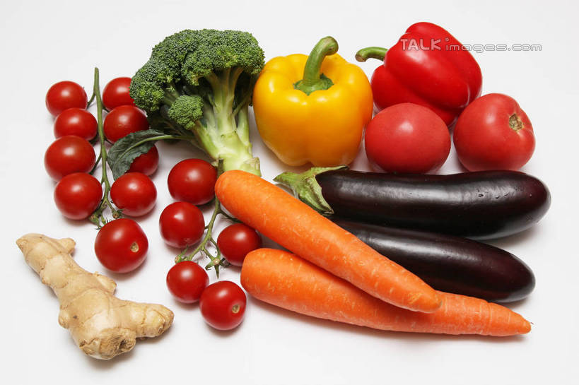 无人,横图,俯视,室内,特写,白天,白色背景,萝卜,胡萝卜,姜,辣椒,茄子,蔬菜,西红柿,小番茄,阴影,新鲜,反射,影子,西兰花,食品,食物,黄色,红色,绿色,紫色,橙色,摄影,有机食品,绿色食品,影棚,黄萝卜,番萝卜,止咳,彩椒,紫茄子,辣角,红海椒,大椒,辣虎,广椒,止痛,解毒,发汗,温肺,温胃,行气,止呕,百辣云,甘蓝花,小西红柿,樱桃小番茄,珍珠小番茄,樱桃番茄,甜椒,柿子椒,圣女果,生姜,落苏,酪酥,老姜,辣子,昆仑瓜,红萝卜,海椒,甘荀,番茄,番椒,灯笼椒,矮瓜,彩图,高角度拍摄,影棚拍摄,拍摄,丁香萝卜,胡芦菔金,金笋,绿菜花,绿花菜,青花菜,蔬菜皇冠,散寒,shtjw1