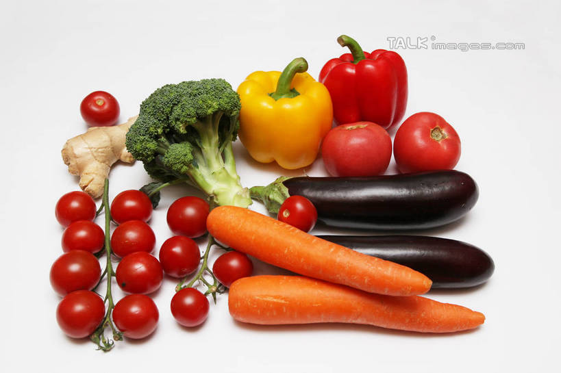 无人,横图,俯视,室内,特写,白天,白色背景,萝卜,胡萝卜,姜,辣椒,茄子,蔬菜,西红柿,小番茄,阴影,新鲜,反射,影子,西兰花,食品,食物,黄色,红色,绿色,紫色,橙色,摄影,有机食品,绿色食品,影棚,黄萝卜,番萝卜,止咳,彩椒,紫茄子,辣角,红海椒,大椒,辣虎,广椒,止痛,解毒,发汗,温肺,温胃,行气,止呕,百辣云,甘蓝花,小西红柿,樱桃小番茄,珍珠小番茄,樱桃番茄,甜椒,柿子椒,圣女果,生姜,落苏,酪酥,老姜,辣子,昆仑瓜,红萝卜,海椒,甘荀,番茄,番椒,灯笼椒,矮瓜,彩图,高角度拍摄,影棚拍摄,拍摄,丁香萝卜,胡芦菔金,金笋,绿菜花,绿花菜,青花菜,蔬菜皇冠,散寒,shtjw1