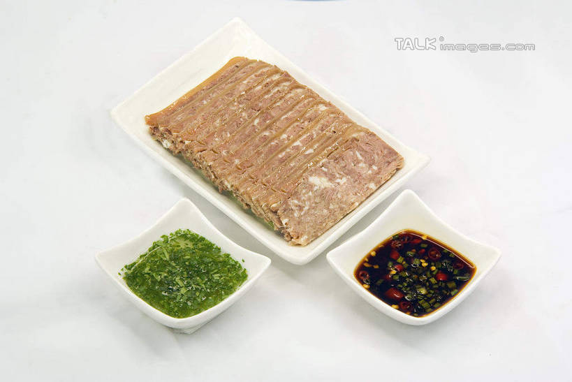 无人,横图,俯视,室内,特写,白天,烹饪,中餐,餐具,阴影,灰色背景,反射,碟子,盘,影子,陶瓷,葱,青葱,调料,肉,料理,食品,陶瓷制品,调味品,调味料,酱油,羊肉,白切羊肉,菜肴,美食,肉类,食物,盘子,容器,碟,碗,中式,摄影,佳肴,影棚,储藏,储存,肉食,豉油,彩图,高角度拍摄,影棚拍摄,拍摄,楚菜,鄂菜,湖北菜,贮存,shwf1