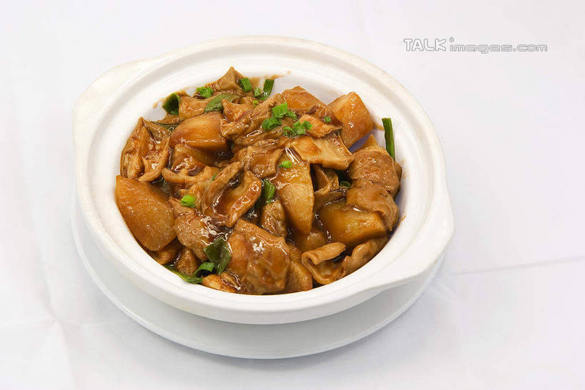 内脏,肠,无人,横图,俯视,室内,特写,白天,白色背景,烹饪,中餐,蔬菜,餐具,厨具,阴影,新鲜,反射,碟子,锅子,盘,砂锅,影子,陶瓷,葱,青葱,红烧,料理,食品,陶瓷制品,锅,红烧大肠,猪大肠,菜肴,美食,食物,盘子,碟,中式,摄影,佳肴,有机食品,绿色食品,影棚,锅具,肠子,烹饪用具,红烧菜,烹调用具,烹调,彩图,高角度拍摄,影棚拍摄,拍摄,猪肠,shwf1