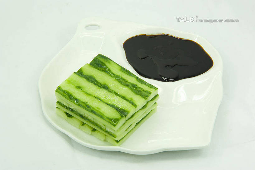 无人,横图,俯视,室内,特写,白天,黄瓜,蔬菜,餐具,阴影,灰色背景,新鲜,反射,碟子,盘,影子,调料,酱料,酱汁,佐料,食品,调味品,调味料,酱,甜面酱,食物,盘子,碟,摄影,有机食品,绿色食品,影棚,甜酱,青瓜,胡瓜,彩图,高角度拍摄,影棚拍摄,拍摄,shwf1