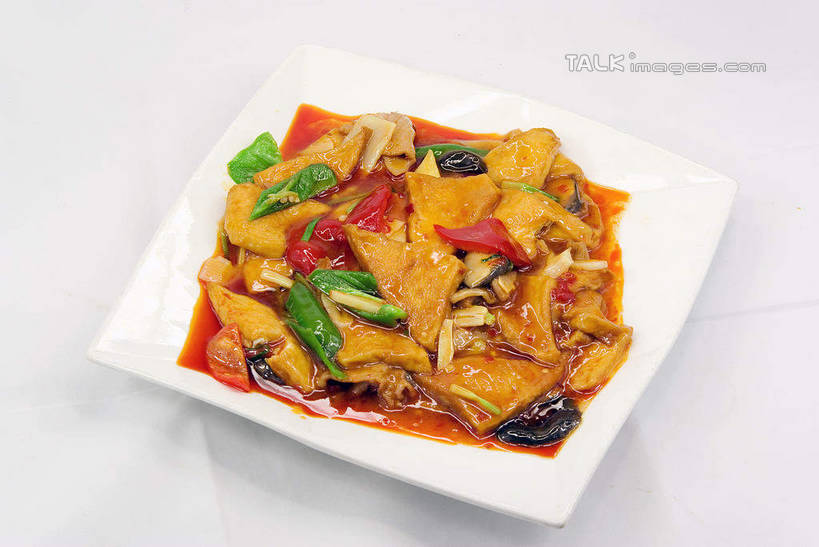 豆腐,无人,横图,俯视,室内,特写,白天,烹饪,中餐,蔬菜,阴影,灰色背景,新鲜,反射,影子,陶瓷,青椒,肉,料理,食品,陶瓷制品,麻婆豆腐,猪肉,菜肴,美食,肉类,食物,容器,碗,中式,摄影,佳肴,有机食品,绿色食品,影棚,储藏,豆制品,储存,川菜,肉食,大椒,豚肉,菜椒,四川菜,甜椒,柿子椒,灯笼椒,彩图,高角度拍摄,影棚拍摄,拍摄,贮存,shwf1