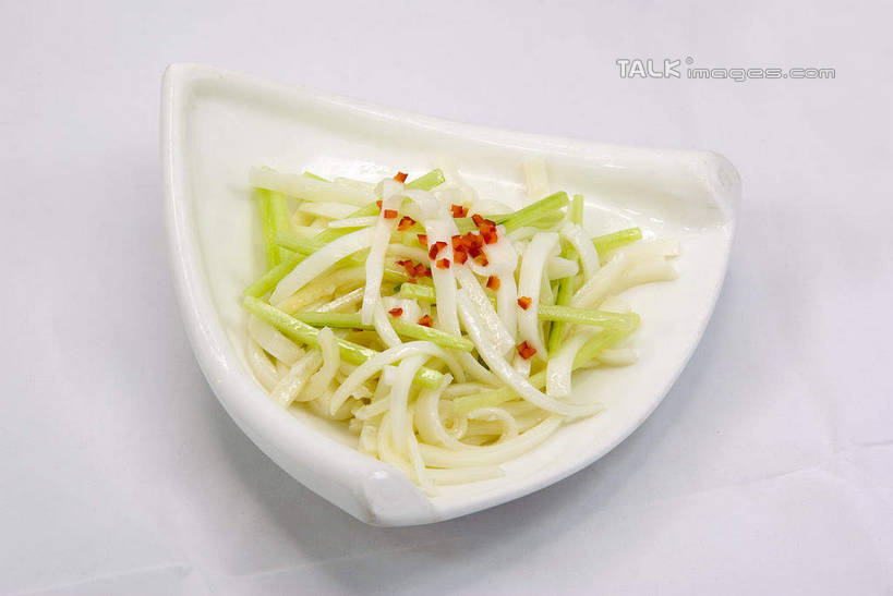 无人,横图,俯视,室内,特写,白天,烹饪,中餐,黄瓜,蔬菜,阴影,灰色背景,新鲜,反射,影子,陶瓷,料理,食品,陶瓷制品,凉皮,菜肴,美食,食物,一个,容器,碗,中式,摄影,佳肴,有机食品,绿色食品,影棚,单个,储藏,储存,陕西凉皮,青瓜,胡瓜,彩图,高角度拍摄,影棚拍摄,拍摄,贮存,shwf1