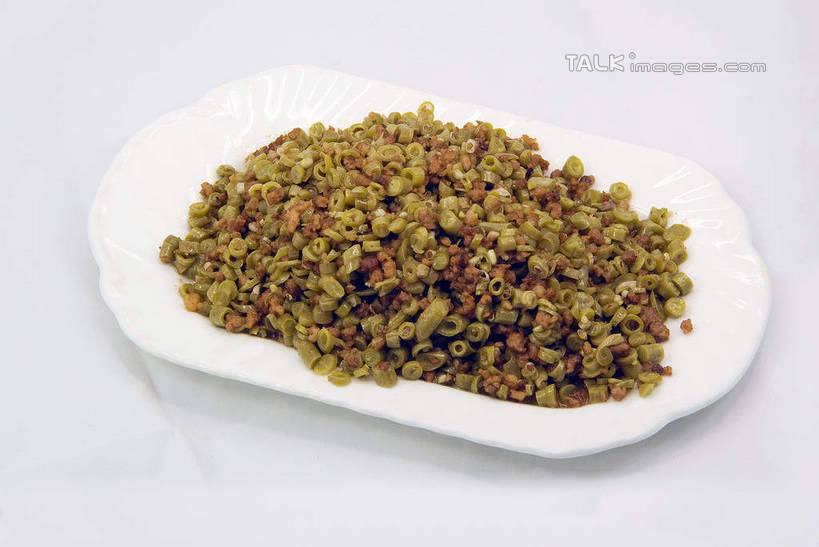 无人,横图,俯视,室内,特写,白天,烹饪,中餐,植物,豆,蔬菜,餐具,阴影,灰色背景,新鲜,反射,碟子,盘,影子,豆类,豆子,肉,料理,食品,肉糜,肉末,猪肉,酸豆角炒肉末,豆角,豇豆,菜肴,美食,肉类,食物,盘子,碟,中式,摄影,佳肴,有机食品,绿色食品,影棚,羊角,肉食,豆科,饭豆,线豆,角豆,腰豆,长豆,带豆,江豆,裙带豆,湖南菜,湘菜,彩图,高角度拍摄,影棚拍摄,拍摄,猪肉末,酸豆角,shwf1