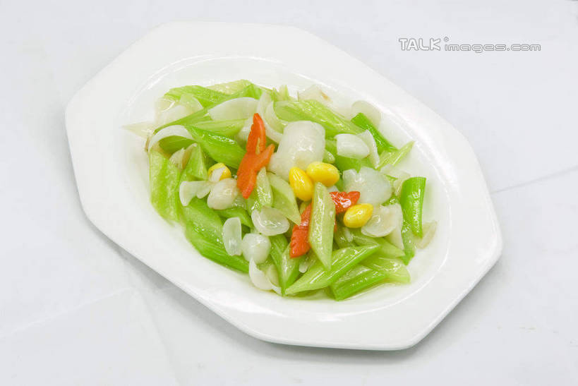 无人,横图,俯视,室内,特写,白天,烹饪,中餐,玉米,萝卜,胡萝卜,芹菜,蔬菜,餐具,阴影,灰色背景,新鲜,反射,棒子,碟子,盘,影子,西芹,玉蜀黍,炒菜,料理,食品,西芹百合,菜肴,美食,食物,盘子,碟,中式,摄影,佳肴,有机食品,绿色食品,影棚,苞米,苞芦,黄萝卜,番萝卜,苞谷,强瞿,包谷,大蜀黍,番麦,薏米包,玉高粱,玉麦,珍珠米,百合,倒仙,番韭,山丹,药芹,水芹,红萝卜,旱芹,甘荀,彩图,高角度拍摄,影棚拍摄,拍摄,西洋芹菜,丁香萝卜,胡芦菔金,金笋,shwf1