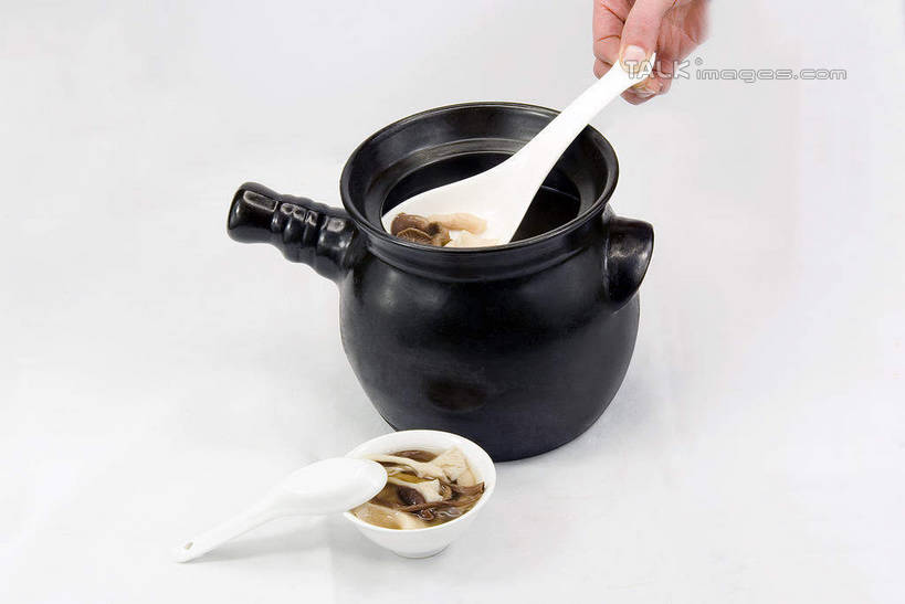 海鲜,东方人,手,一个人,横图,俯视,室内,特写,白天,烹饪,中餐,蔬菜,厨具,亚洲,仅一个男性,仅一个人,握,阴影,灰色背景,新鲜,反射,炖锅,锅子,影子,勺子,陶瓷,菌菇,料理,食品,陶瓷制品,拿,菌类,拿着,黄种人,锅,水产,菜肴,美食,海洋生物,食物,仅一个年轻男性,容器,调羹,汤匙,碗,手部,中式,食用菌,握着,摄影,佳肴,有机食品,绿色食品,影棚,锅具,储藏,单手,真菌,储存,水生动物,海产品,水生物,海底动物,烹饪用具,男人,男性,年轻男性,亚洲人,烹调用具,烹调,半身,彩图,高角度拍摄,影棚拍摄,拍摄,贮存,shwf1