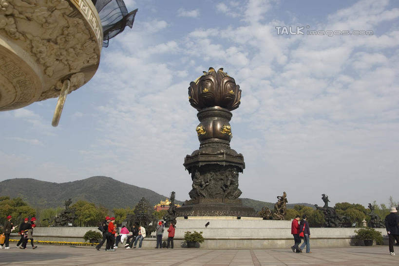 东方人,走,横图,室外,白天,正面,旅游,度假,名胜古迹,山,山脉,植物,标志建筑,地标,建筑,喷泉,雕塑,中国,亚洲,行人,游客,游人,阴影,服装,遗迹,艺术,装饰,光线,雕刻,雕像,影子,景观,山峰,云,云朵,山峦,许多人,云彩,注视,休闲装,黄种人,古迹,文化,文物,娱乐,建设,古建筑,江苏,九龙灌浴,无锡,路人,旅客,树,树木,衣服,蓝色,绿色,白云,蓝天,天空,阳光,自然,工艺品,群山,天,观察,看,品味,一群人,享受,休闲,休闲服,灵山,旅游胜地,放松,服饰,生长,晴朗,成长,观看,纪念,美术,察看,关注,主题,水景,陈列,古文明,东亚,江苏省,灵山胜境,无锡灵山,中华人民共和国,华东地区,苏,功能,美学,美观,无锡市,过客,男人,男性,年轻男性,年轻女性,女人,女性,亚洲人,设计,晴空,步行,散步,走路,半身,彩图,铜雕,滨湖区,无锡灵山大佛景区,灵山大佛景区,shwf1