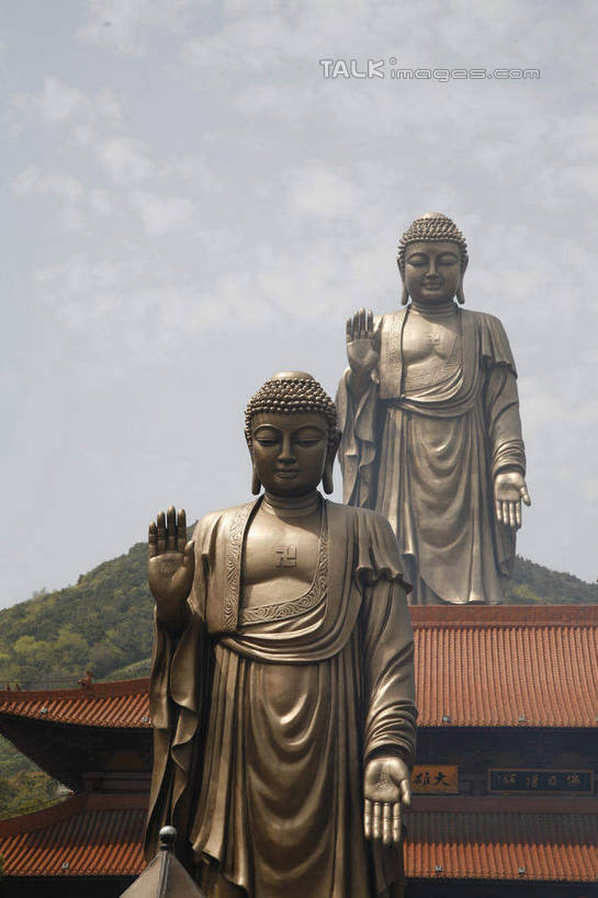 东方人,一个人,无人,寺庙,站,举,竖图,室外,白天,仰视,民族服装,旅游,度假,名胜古迹,山,山脉,标志建筑,地标,建筑,雕塑,中国,亚洲,仅一个男性,仅一个人,仅一个中年男性,阴影,节日,遗迹,艺术,装饰,光线,雕刻,雕像,影子,山峰,云,云朵,山峦,云彩,黄种人,古迹,文化,文物,娱乐,建设,古建筑,江苏,灵山大佛,无锡,小灵山,蓝色,白云,蓝天,天空,阳光,工艺品,庙宇,群山,天,祈祷,托,站着,享受,休闲,健康,灵山,旅游胜地,放松,许愿,宗教,佛教,信仰,晴朗,纪念,祈求,美术,主题,陈列,古文明,东亚,江苏省,灵山胜境,无锡灵山,中华人民共和国,华东地区,苏,功能,美学,无锡市,释教,平安,男人,男性,中年男性,亚洲人,晴空,举起,举手,举着,向上举,向上伸,向上托,站立,半身,彩图,低角度拍摄,传统服装,民俗服,庙,寺,铜雕,滨湖区,无锡灵山大佛景区,灵山大佛景区,shwf1