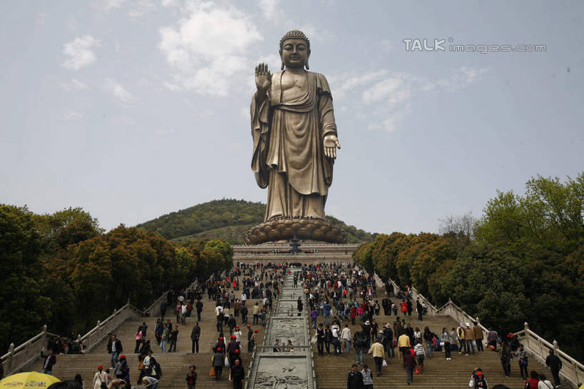 东方人,寺庙,栏杆,走,横图,室外,白天,仰视,旅游,度假,名胜古迹,山,山脉,楼梯,标志建筑,地标,建筑,雕塑,中国,亚洲,行人,游客,游人,阴影,服装,节日,遗迹,艺术,装饰,光线,雕刻,雕像,扶手,影子,阶梯,山峰,云,云朵,山峦,许多人,云彩,注视,休闲装,黄种人,古迹,文化,文物,娱乐,建设,古建筑,江苏,灵山大佛,无锡,小灵山,护栏,路人,旅客,台阶,衣服,蓝色,白云,蓝天,天空,阳光,工艺品,庙宇,群山,天,观察,看,祈祷,一群人,享受,休闲,健康,休闲服,灵山,旅游胜地,放松,许愿,宗教,服饰,佛教,信仰,晴朗,观看,纪念,祈求,美术,察看,关注,主题,陈列,古文明,东亚,江苏省,灵山胜境,无锡灵山,中华人民共和国,华东地区,苏,功能,美学,无锡市,释教,过客,平安,男人,男性,年轻男性,年轻女性,女人,女性,亚洲人,晴空,步行,散步,走路,半身,彩图,低角度拍摄,庙,寺,铜雕,滨湖区,无锡灵山大佛景区,灵山大佛景区,shwf1