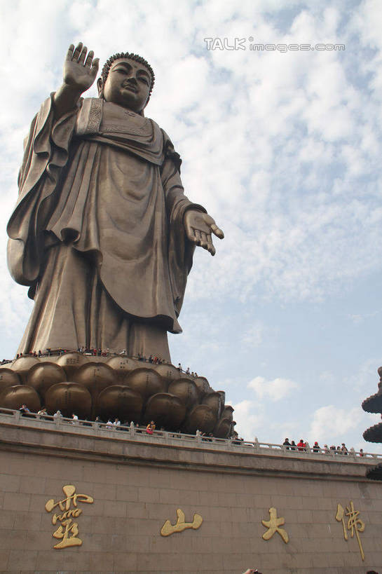 东方人,一个人,无人,站,举,竖图,室外,白天,仰视,民族服装,旅游,度假,名胜古迹,标志建筑,地标,建筑,雕塑,中国,亚洲,仅一个男性,仅一个人,仅一个中年男性,一排,阴影,遗迹,艺术,整齐,装饰,光线,标志,雕刻,雕像,文字,影子,字符,云,云朵,云彩,黄种人,古迹,文物,娱乐,标识,建设,古建筑,江苏,灵山大佛,无锡,小灵山,排列,蓝色,白云,蓝天,天空,阳光,工艺品,天,托,站着,享受,休闲,灵山,汉字,旅游胜地,放松,晴朗,纪念,美术,队列,中文,主题,陈列,古文明,东亚,江苏省,灵山胜境,无锡灵山,中华人民共和国,华东地区,苏,功能,美学,国文,华文,无锡市,男人,男性,中年男性,亚洲人,晴空,举起,举手,举着,向上举,向上伸,向上托,站立,彩图,低角度拍摄,全身,传统服装,民俗服,铜雕,滨湖区,无锡灵山大佛景区,灵山大佛景区,shwf1