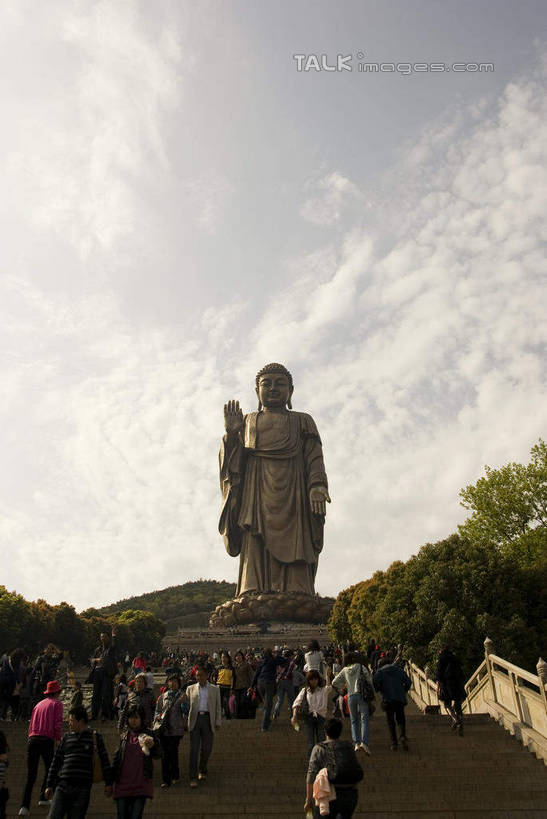 东方人,寺庙,栏杆,走,竖图,室外,白天,仰视,旅游,度假,名胜古迹,山,山脉,楼梯,标志建筑,地标,建筑,雕塑,中国,亚洲,行人,游客,游人,阴影,服装,节日,遗迹,艺术,装饰,光线,雕刻,雕像,扶手,影子,阶梯,山峰,云,云朵,山峦,许多人,云彩,注视,休闲装,黄种人,古迹,文化,文物,娱乐,建设,古建筑,江苏,灵山大佛,无锡,小灵山,护栏,路人,旅客,台阶,衣服,蓝色,白云,蓝天,天空,阳光,工艺品,庙宇,群山,天,观察,看,祈祷,一群人,享受,休闲,健康,休闲服,灵山,旅游胜地,放松,许愿,宗教,服饰,佛教,信仰,晴朗,观看,纪念,祈求,美术,察看,关注,主题,陈列,古文明,东亚,江苏省,灵山胜境,无锡灵山,中华人民共和国,华东地区,苏,功能,美学,无锡市,释教,过客,平安,男人,男性,年轻男性,年轻女性,女人,女性,亚洲人,晴空,步行,散步,走路,半身,彩图,低角度拍摄,庙,寺,铜雕,滨湖区,无锡灵山大佛景区,灵山大佛景区,shwf1